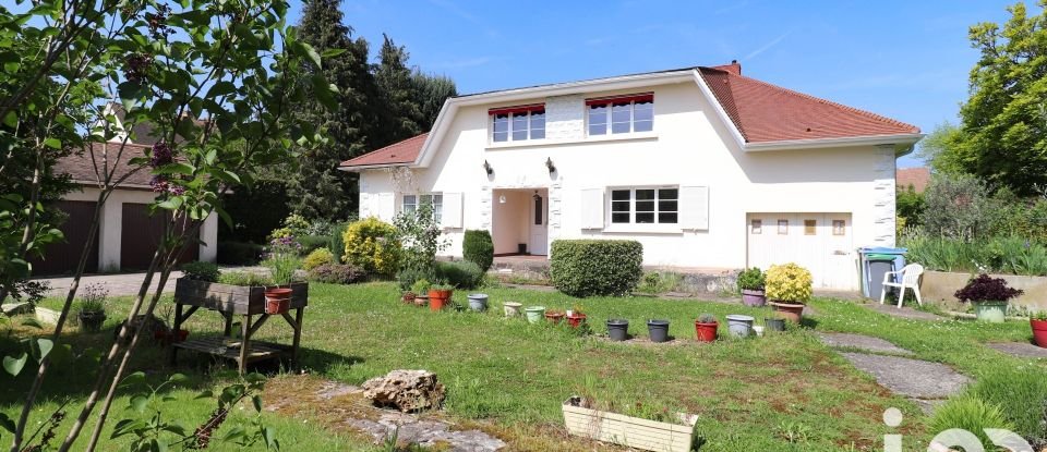 House 9 rooms of 220 m² in Magny-les-Hameaux (78114)