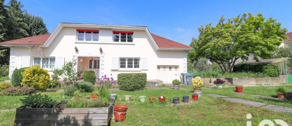 House 9 rooms of 220 m² in Magny-les-Hameaux (78114)