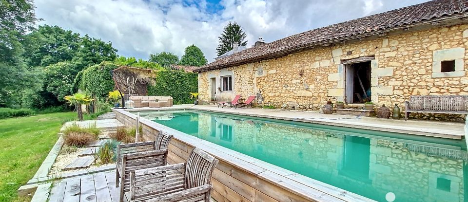 Estate 8 rooms of 262 m² in Montguyon (17270)