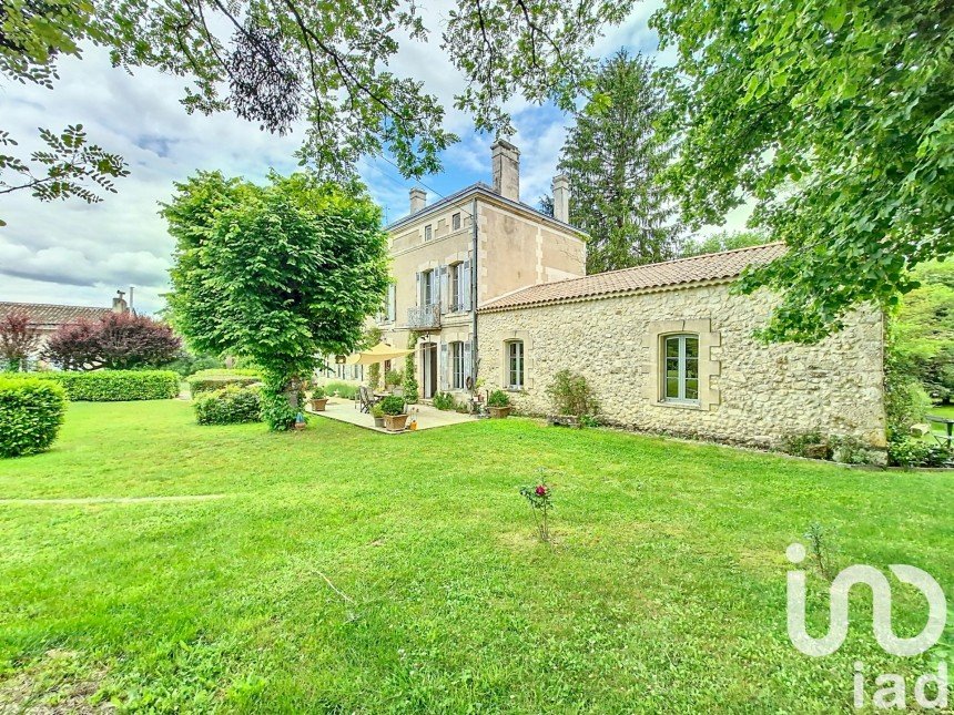 Estate 8 rooms of 262 m² in Montguyon (17270)