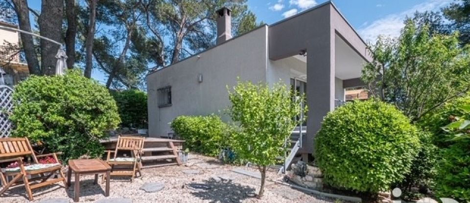 Maison traditionnelle 8 pièces de 235 m² à Nîmes (30900)