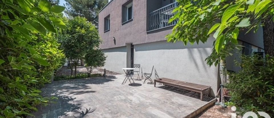 Maison traditionnelle 8 pièces de 235 m² à Nîmes (30900)