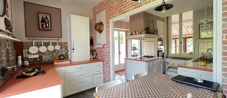 Maison traditionnelle 6 pièces de 232 m² à Brugheas (03700)