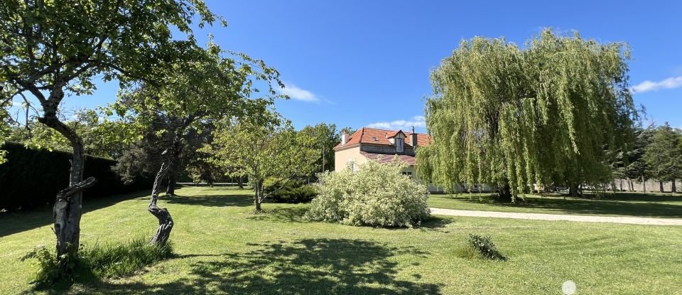 Maison traditionnelle 6 pièces de 232 m² à Brugheas (03700)