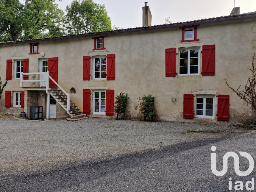 House 11 rooms of 298 m² in Lussac-les-Châteaux (86320)