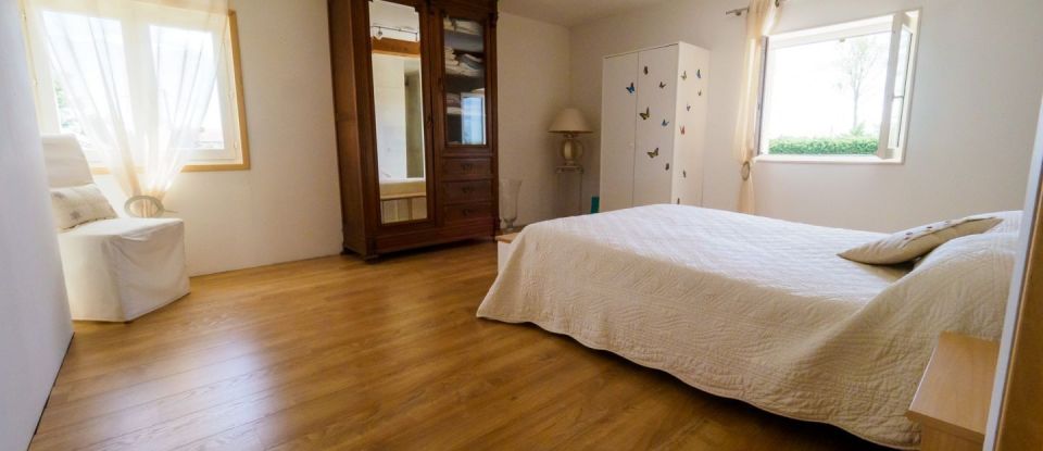 Maison 7 pièces de 245 m² à Chalain-le-Comtal (42600)