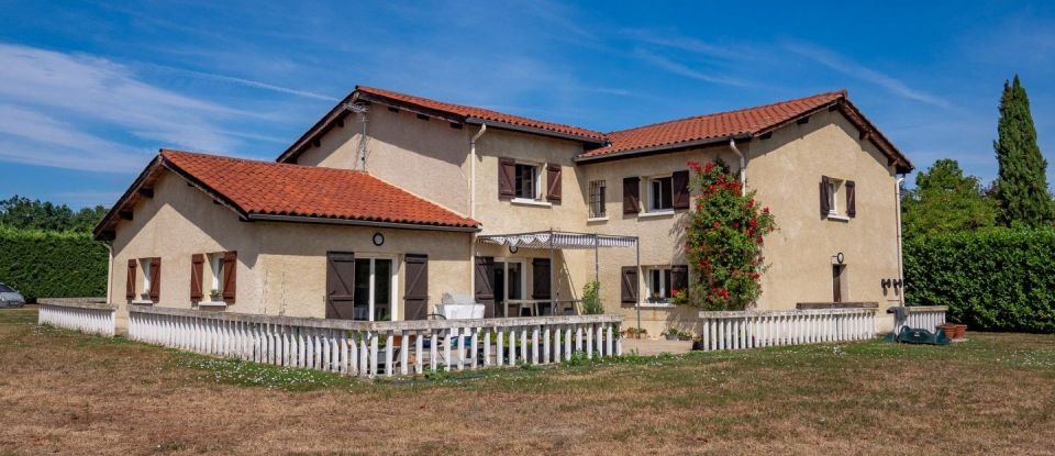 Maison 7 pièces de 245 m² à Chalain-le-Comtal (42600)