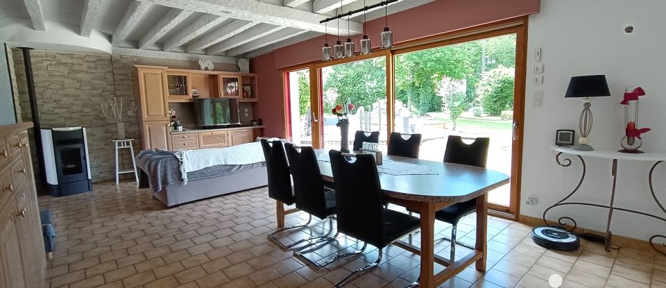 Maison 8 pièces de 218 m² à Juvigné (53380)