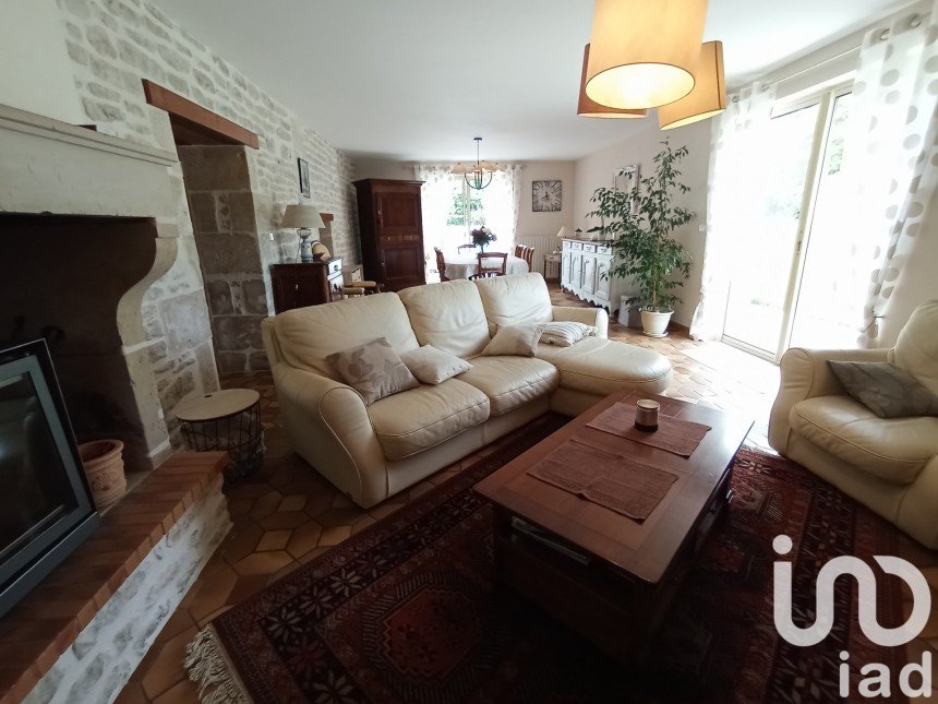 Village house 5 rooms of 170 m² in Sansais (79270)