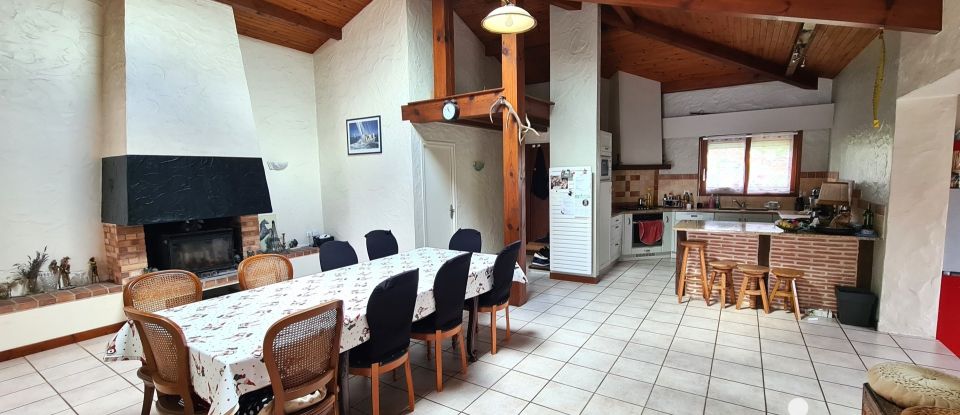 Country house 6 rooms of 165 m² in Azur (40140)