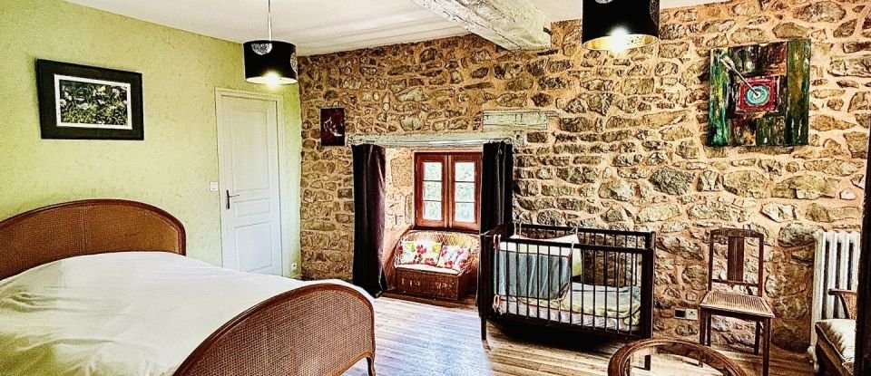 Maison traditionnelle 10 pièces de 345 m² à Saint-Aubin-du-Cormier (35140)