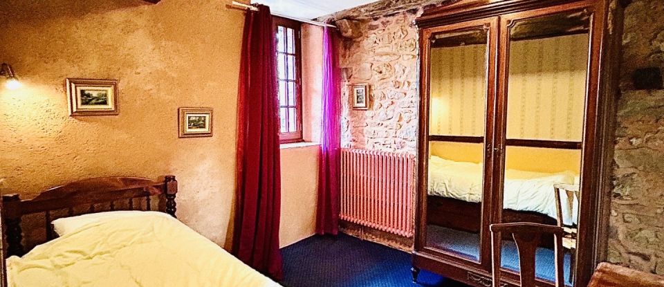 Maison traditionnelle 10 pièces de 345 m² à Saint-Aubin-du-Cormier (35140)