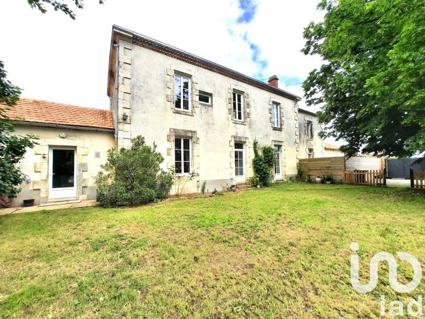 Maison 6 pièces de 137 m² à Nalliers (85370)