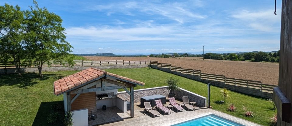 Country house 6 rooms of 189 m² in Saint-Pé-de-Léren (64270)