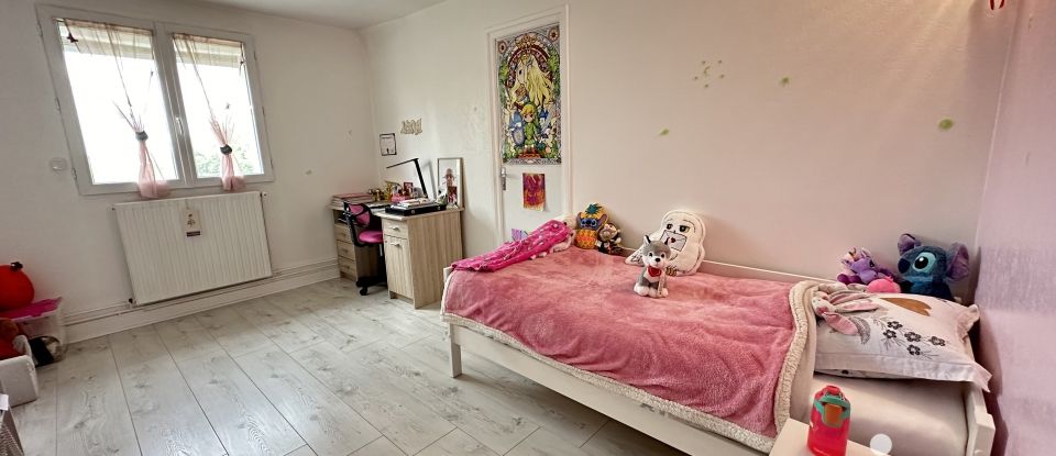 Maison traditionnelle 7 pièces de 160 m² à Mandres-les-Roses (94520)