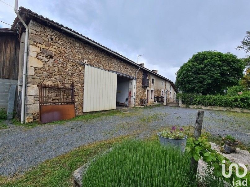 House 6 rooms of 140 m² in Montbron (16220)