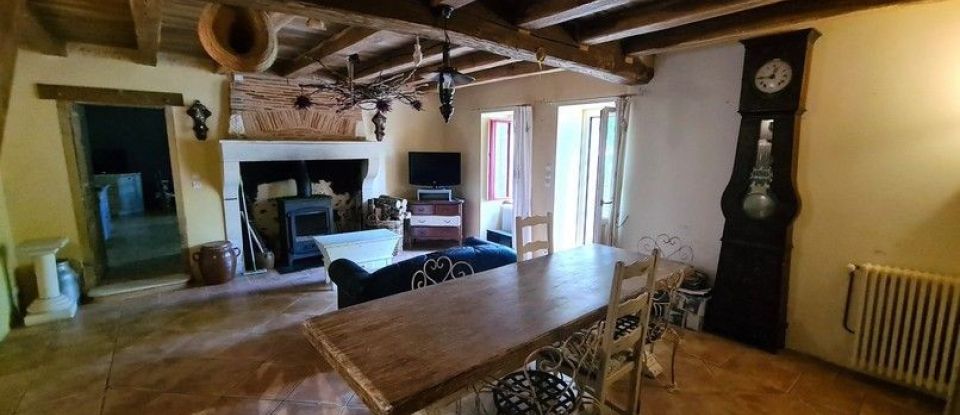 House 6 rooms of 140 m² in Montbron (16220)