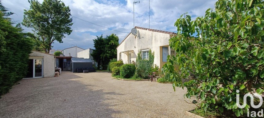 Traditional house 7 rooms of 125 m² in Tonnay-Charente (17430)