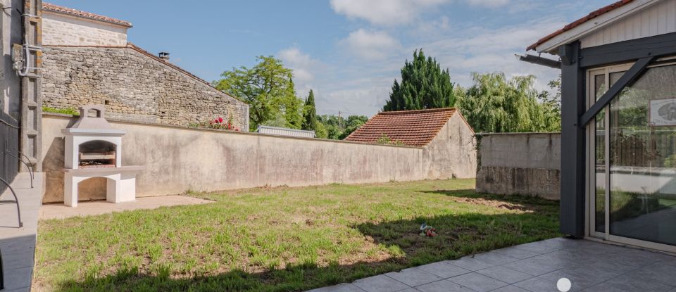 Maison traditionnelle 5 pièces de 140 m² à Surgères (17700)