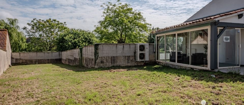 Maison traditionnelle 5 pièces de 140 m² à Surgères (17700)