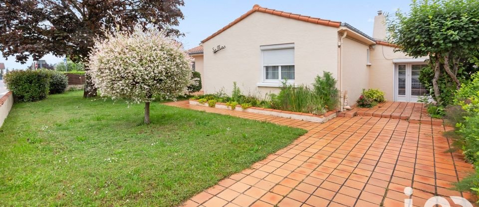 Traditional house 7 rooms of 137 m² in Les Sorinières (44840)