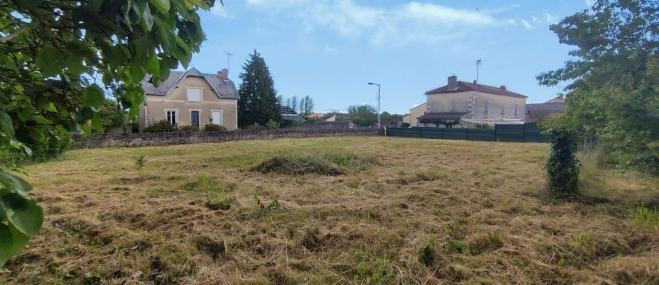 Land of 1,650 m² in Lussac-les-Châteaux (86320)