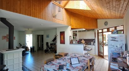 House 8 rooms of 169 m² in Saint-Pierre-des-Échaubrognes (79700)