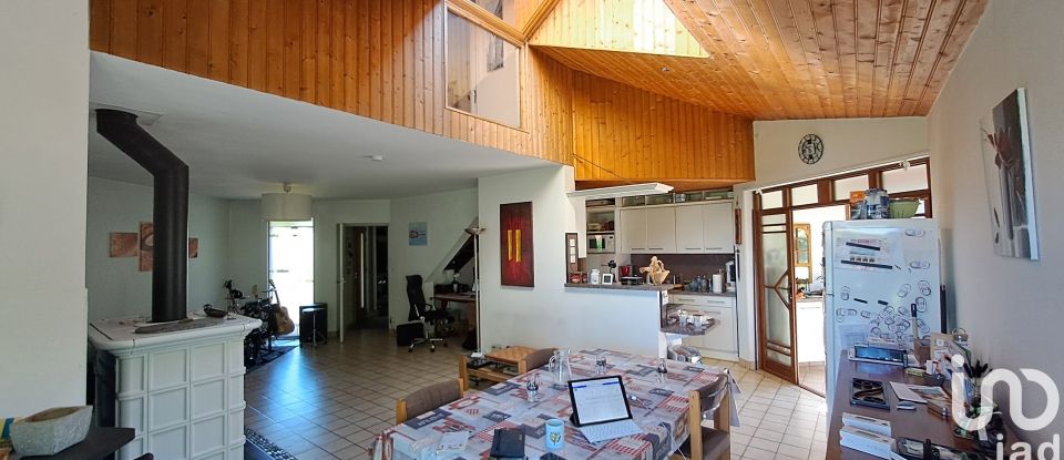 House 8 rooms of 169 m² in Saint-Pierre-des-Échaubrognes (79700)