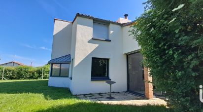 House 8 rooms of 169 m² in Saint-Pierre-des-Échaubrognes (79700)