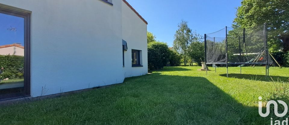 House 8 rooms of 169 m² in Saint-Pierre-des-Échaubrognes (79700)