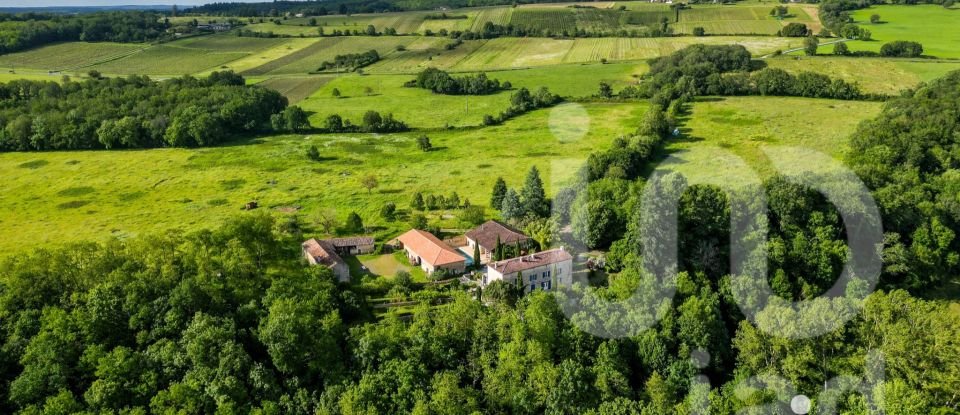 Domaine 7 pièces de 365 m² à Vouthon (16220)