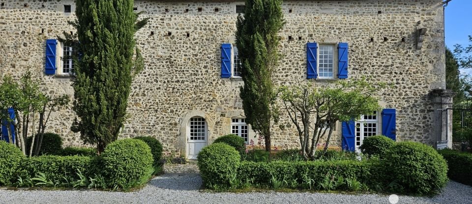 Domaine 7 pièces de 365 m² à Vouthon (16220)