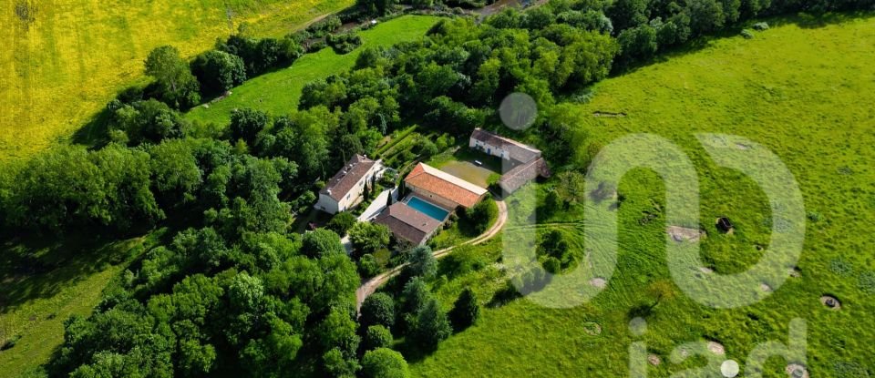 Domaine 7 pièces de 365 m² à Vouthon (16220)