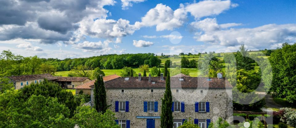 Domaine 7 pièces de 365 m² à Vouthon (16220)