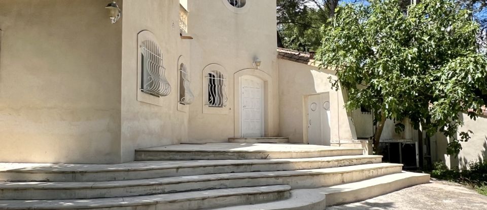 Maison traditionnelle 8 pièces de 300 m² à Cabriès (13480)