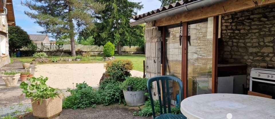 Country house 4 rooms of 138 m² in Naintré (86530)