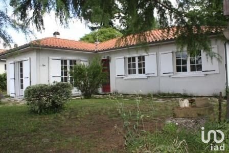 House 4 rooms of 100 m² in Léognan (33850)