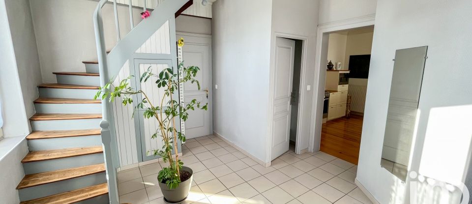 Town house 9 rooms of 224 m² in Saint-Savin (33920)