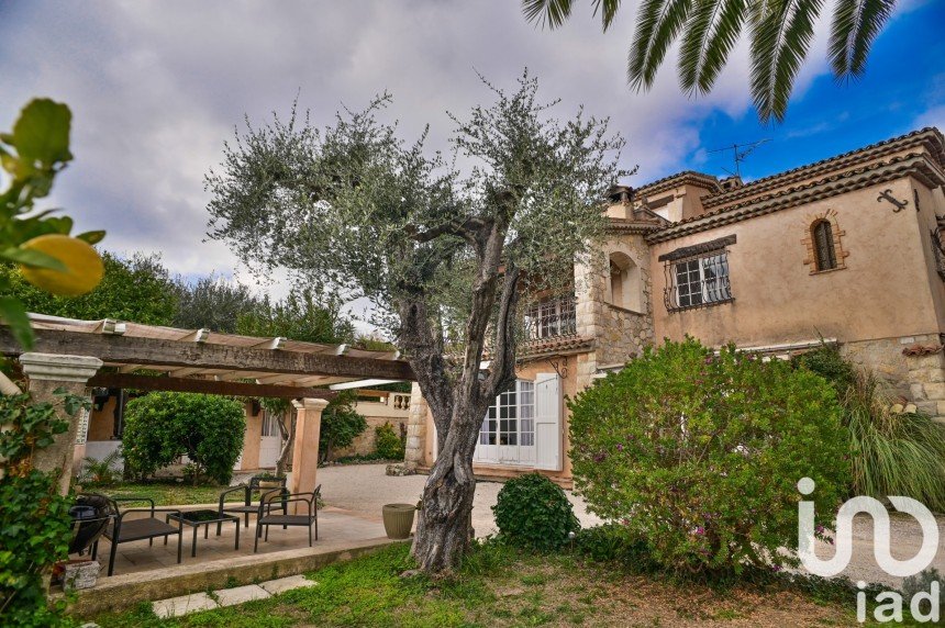 Maison traditionnelle 11 pièces de 347 m² à Mougins (06250)