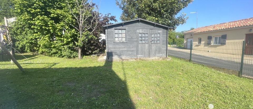 House 6 rooms of 107 m² in Saint-Bris-des-Bois (17770)