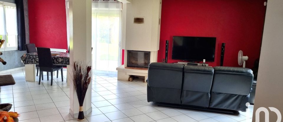 Traditional house 5 rooms of 102 m² in Moyvillers (60190)