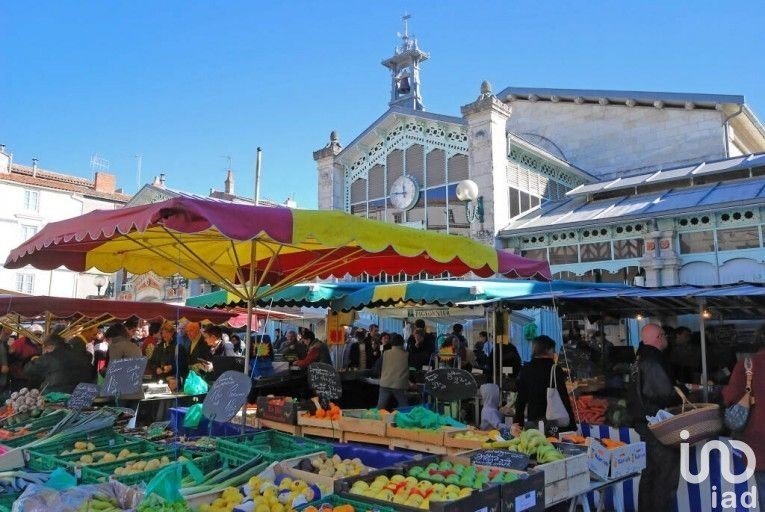 Retail property of 26 m² in La Rochelle (17000)