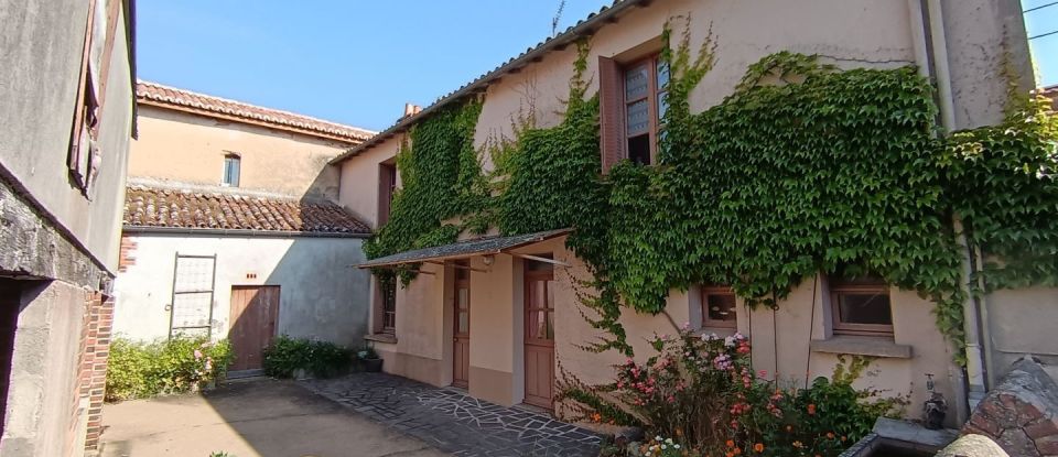 House 12 rooms of 460 m² in Saint Maurice Étusson (79150)