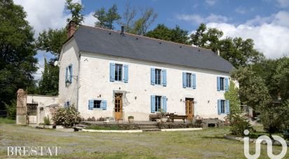 Maison traditionnelle 6 pièces de 244 m² à Soumoulou (64420)