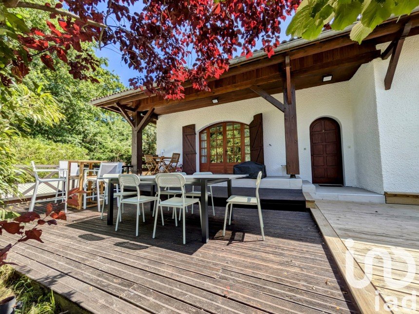 Maison traditionnelle 5 pièces de 211 m² à Gujan-Mestras (33470)