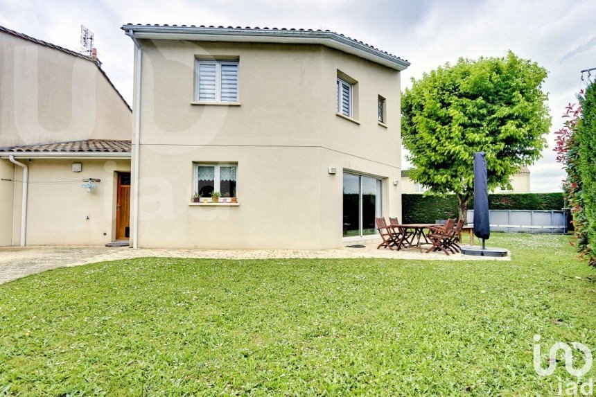 House 5 rooms of 115 m² in Ludon-Médoc (33290)