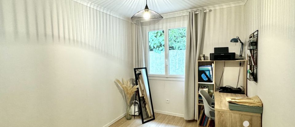 Maison 4 pièces de 102 m² à Saint-Gilles (30800)