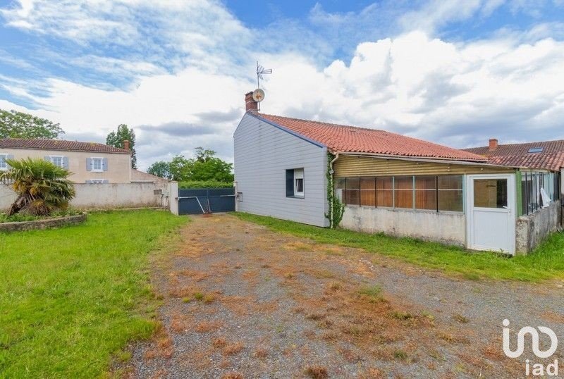 Maison 7 pièces de 160 m² à Saint-Jean-de-Beugné (85210)