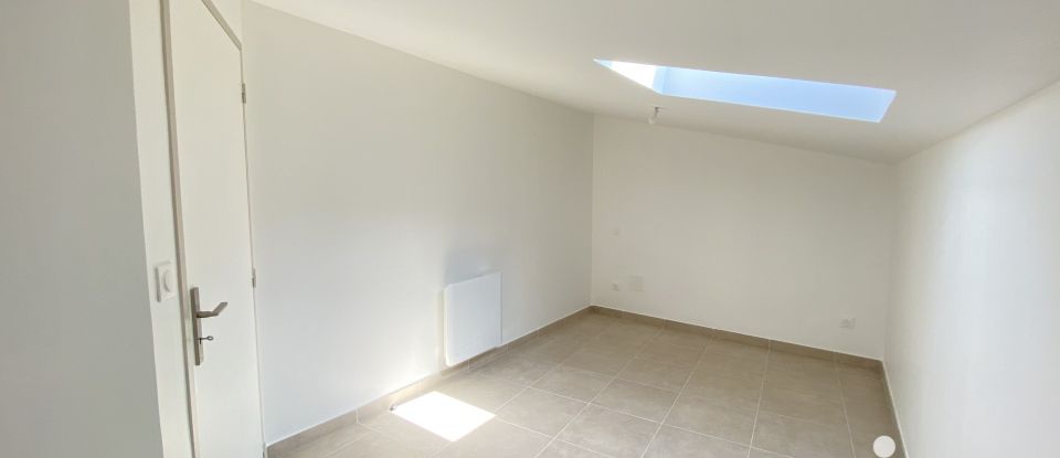 Duplex 5 pièces de 74 m² à Eyguières (13430)