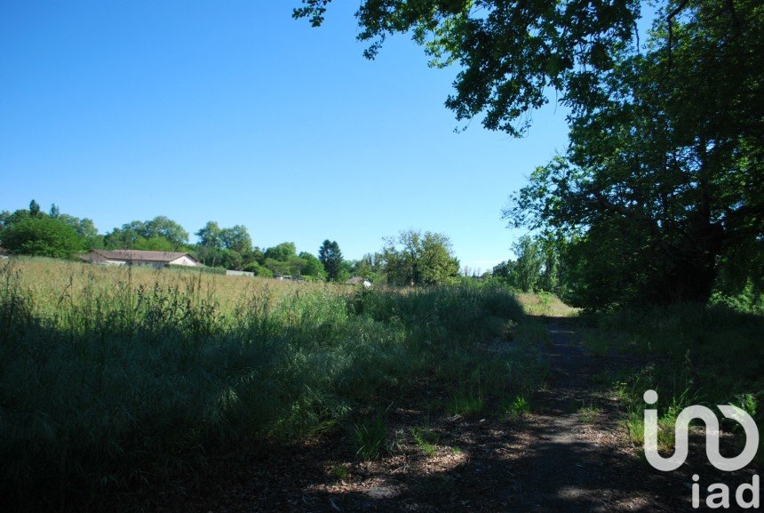 Land of 1,913 m² in Saint-Pierre-d'Eyraud (24130)
